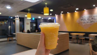 한국맥도날드 맥도날드 빨대가 필요없는 뚜껑이 — 4점을 준 리뷰어가 2020년 10월 올린 사용 사진