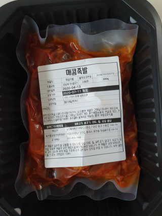 쿡스딜리 매콤족발+커리족발+무김치+마늘소스 — 5점을 준 리뷰어가 2020년 6월 올린 사용 사진
