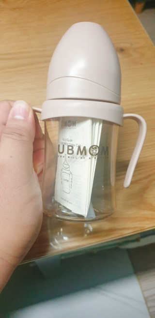 유비맘 샘방지 PPSU 빨대컵_컬러 랜덤 발송 — 5점을 준 리뷰어가 2020년 10월 올린 사용 사진
