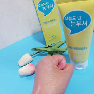 IO 아이오 오늘도 넌 눈부셔 - 데일리 스크럽 클렌징폼 — 5점을 준 리뷰어가 2020년 10월 올린 사용 사진
