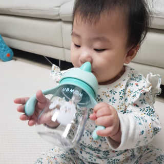 유비맘 트라이탄 코니빨대컵_컬러 랜덤 발송 — 5점을 준 리뷰어가 2020년 12월 올린 사용 사진