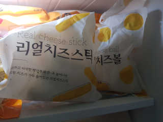 가치식탁 리얼치즈스틱, 리얼크림치즈볼 — 4점을 준 리뷰어가 2020년 8월 올린 사용 사진