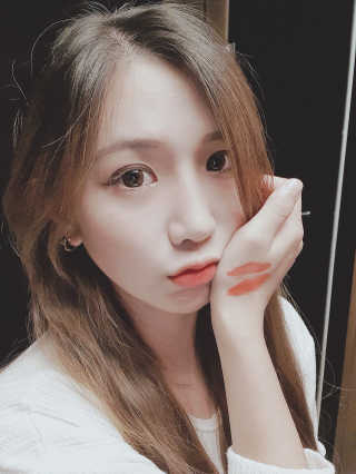 [블랙루즈] 에어 핏 벨벳틴트 시즌1 7종 중 택1+랜덤1 — 5점을 준 리뷰어가 2020년 10월 올린 사용 사진