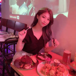[뉴욕아파트먼트] 버거메뉴1개 + 치킨메뉴1개 — 5점을 준 리뷰어가 2020년 6월 올린 사용 사진