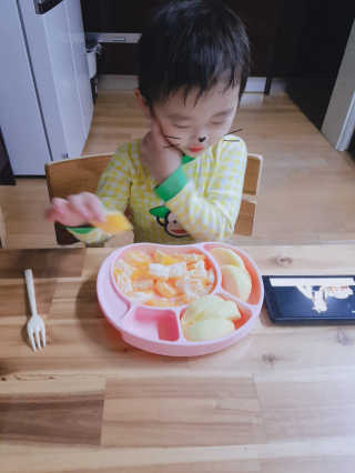 유비맘 캐릭터 실리콘 흡착 식판_색상 랜덤발송 — 5점을 준 리뷰어가 2020년 4월 올린 사용 사진
