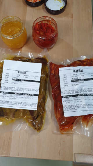 쿡스딜리 매콤족발+커리족발+무김치+마늘소스 — 5점을 준 리뷰어가 2020년 6월 올린 사용 사진