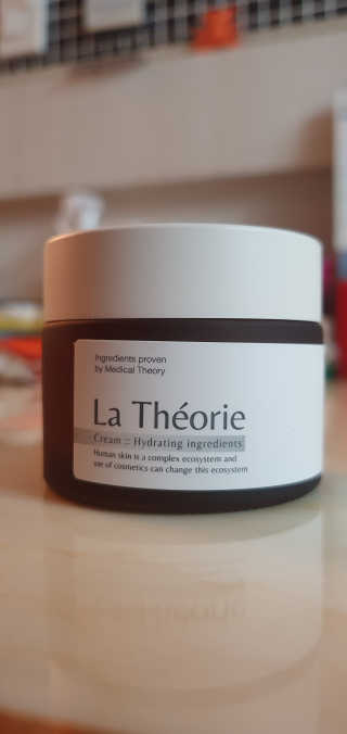 La Theorie Hydrating Ingredients | 하이드레이팅 인그레이디언츠 — 5점을 준 리뷰어가 2020년 5월 올린 사용 사진