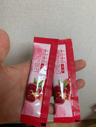헬스업_쁘띠쁘띠석류콜라겐젤리_20g x 14포 — 5점을 준 리뷰어가 2020년 8월 올린 사용 사진