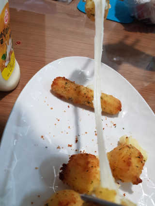 가치식탁 리얼치즈스틱, 리얼크림치즈볼 — 5점을 준 리뷰어가 2020년 7월 올린 사용 사진