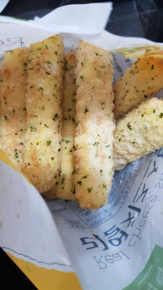 가치식탁 리얼치즈스틱, 리얼크림치즈볼 — 5점을 준 리뷰어가 2020년 11월 올린 사용 사진