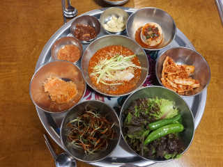 [동네맛집족발] 4개 족발 중 택1 — 5점을 준 리뷰어가 2020년 5월 올린 사용 사진