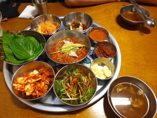[동네맛집족발] 4개 족발 중 택1 — 3점을 준 리뷰어가 2020년 7월 올린 사용 사진