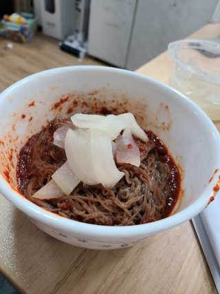 [해주냉면] 신천맛집 매운 비빔냉면 2인분 + 무절임 — 3.5점을 준 리뷰어가 2020년 5월 올린 사용 사진