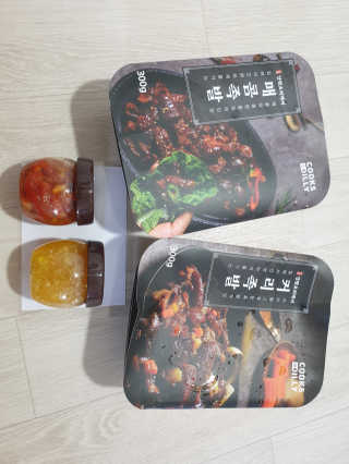 쿡스딜리 매콤족발+커리족발+무김치+마늘소스 — 5점을 준 리뷰어가 2020년 6월 올린 사용 사진