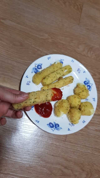 가치식탁 리얼치즈스틱, 리얼크림치즈볼 — 5점을 준 리뷰어가 2020년 9월 올린 사용 사진