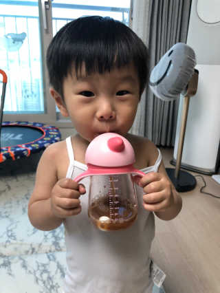 유비맘 트라이탄 코니빨대컵_컬러 랜덤 발송 — 5점을 준 리뷰어가 2020년 6월 올린 사용 사진