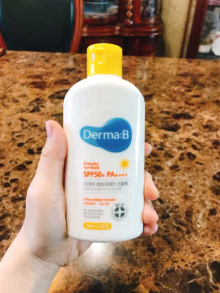 더마비 에브리데이 선블록 SPF50+PA++++ — 5점을 준 리뷰어가 2020년 4월 올린 사용 사진