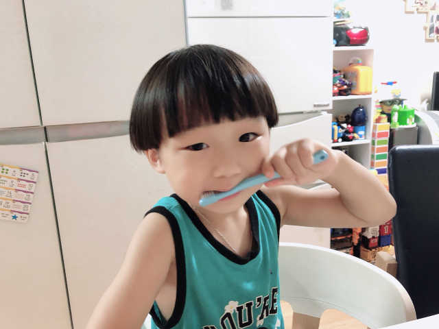 [생활공작소X굴리굴리] 어린이 칫솔 12개입+어린이치약 리뷰 사진
