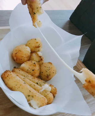 가치식탁 리얼치즈스틱, 리얼크림치즈볼 — 5점을 준 리뷰어가 2020년 10월 올린 사용 사진