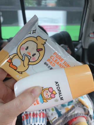 아토팜 야외놀이 선밀크 SPF50+ PA+++ — 5점을 준 리뷰어가 2020년 5월 올린 사용 사진