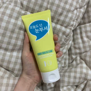 IO 아이오 오늘도 넌 눈부셔 - 데일리 스크럽 클렌징폼 — 4점을 준 리뷰어가 2020년 12월 올린 사용 사진