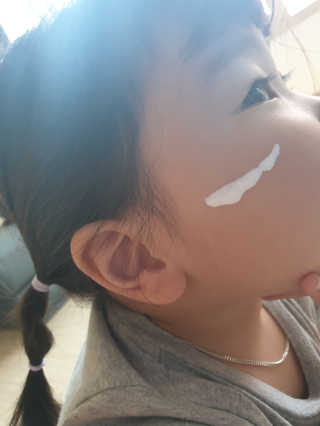 아토팜 야외놀이 선밀크 SPF50+ PA+++ — 5점을 준 리뷰어가 2020년 5월 올린 사용 사진