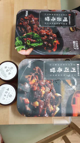 쿡스딜리 매콤족발+커리족발+무김치+마늘소스 — 5점을 준 리뷰어가 2020년 6월 올린 사용 사진