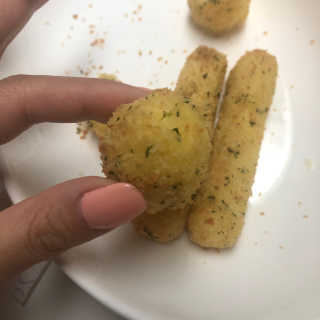 가치식탁 리얼치즈스틱, 리얼크림치즈볼 — 5점을 준 리뷰어가 2020년 11월 올린 사용 사진