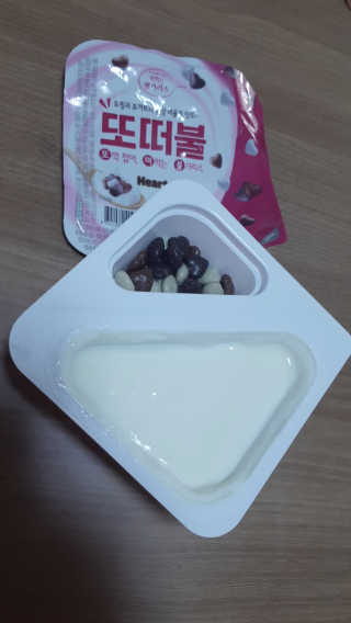 남양유업 또깍 접어 떠먹는 불가리스 2종 — 4.5점을 준 리뷰어가 2020년 10월 올린 사용 사진