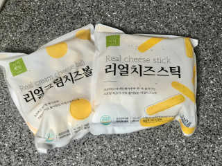 가치식탁 리얼치즈스틱, 리얼크림치즈볼 — 4점을 준 리뷰어가 2020년 8월 올린 사용 사진