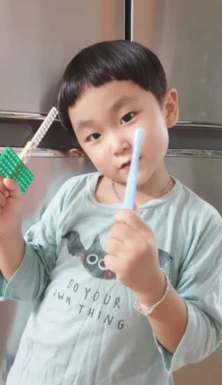 [생활공작소X굴리굴리] 어린이 칫솔 12개입+어린이치약 — 4점을 준 리뷰어가 2020년 9월 올린 사용 사진