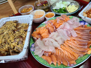 [동네맛집족발] 4개 족발 중 택1 — 5점을 준 리뷰어가 2020년 8월 올린 사용 사진