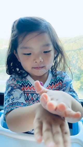 [아토앤오투]신비아파트 에디션 유아용 선케어 3종 랜덤 — 5점을 준 리뷰어가 2020년 5월 올린 사용 사진