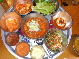 [동네맛집족발] 4개 족발 중 택1 — 5점을 준 리뷰어가 2020년 5월 올린 사용 사진