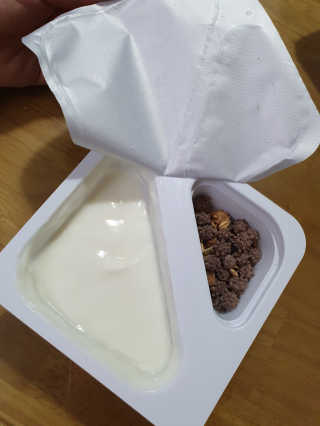 남양유업 또깍 접어 떠먹는 불가리스 2종 — 3.5점을 준 리뷰어가 2020년 9월 올린 사용 사진