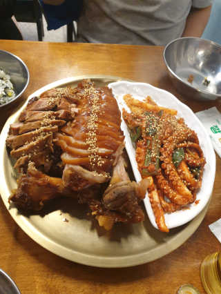 [동네맛집족발] 4개 족발 중 택1 — 5점을 준 리뷰어가 2020년 5월 올린 사용 사진