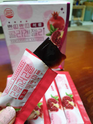 헬스업_쁘띠쁘띠석류콜라겐젤리_20g x 14포 — 5점을 준 리뷰어가 2020년 8월 올린 사용 사진