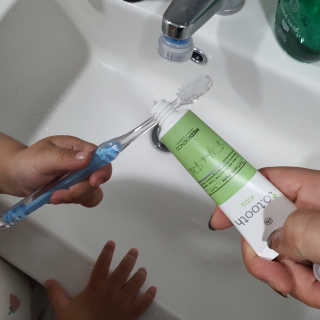 메디덴코 투투스 키즈 어린이 치약 — 5점을 준 리뷰어가 2020년 5월 올린 사용 사진