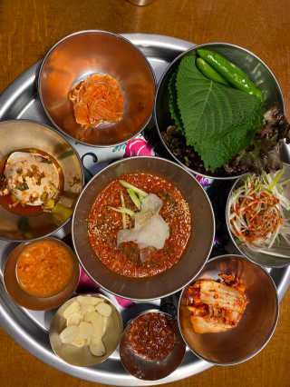 [동네맛집족발] 4개 족발 중 택1 — 5점을 준 리뷰어가 2020년 4월 올린 사용 사진