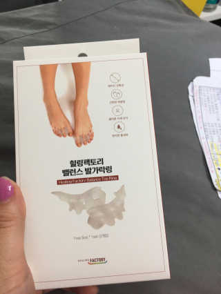 힐링팩토리 밸런스 발가락링 발가락교정기 A1 — 3.5점을 준 리뷰어가 2020년 4월 올린 사용 사진
