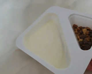 남양유업 또깍 접어 떠먹는 불가리스 2종 — 5점을 준 리뷰어가 2020년 8월 올린 사용 사진