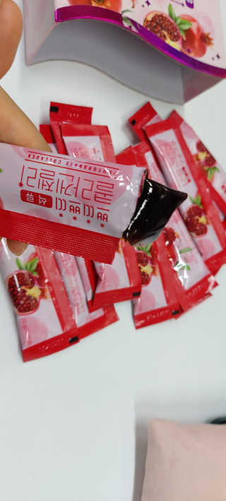 헬스업_쁘띠쁘띠석류콜라겐젤리_20g x 14포 — 5점을 준 리뷰어가 2020년 10월 올린 사용 사진