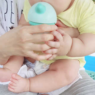 유비맘 트라이탄 코니빨대컵_컬러 랜덤 발송 — 5점을 준 리뷰어가 2020년 8월 올린 사용 사진