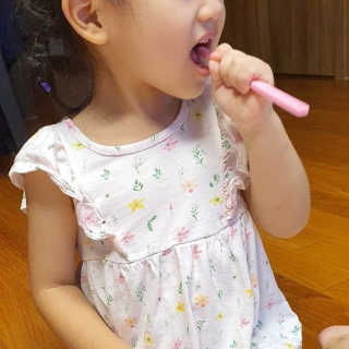 [생활공작소X굴리굴리] 어린이 칫솔 12개입+어린이치약 — 4점을 준 리뷰어가 2020년 8월 올린 사용 사진