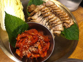 [동네맛집족발] 4개 족발 중 택1 — 5점을 준 리뷰어가 2020년 4월 올린 사용 사진