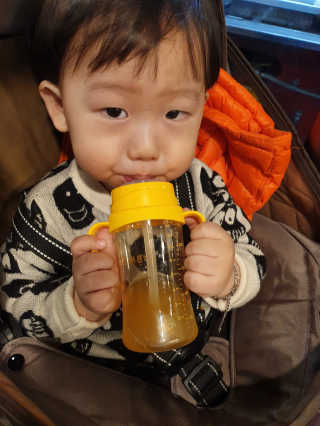 유비맘 샘방지 PPSU 빨대컵_컬러 랜덤 발송 — 5점을 준 리뷰어가 2020년 4월 올린 사용 사진