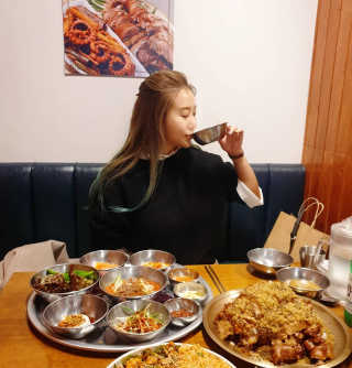 [동네맛집족발] 4개 족발 중 택1 — 5점을 준 리뷰어가 2020년 4월 올린 사용 사진