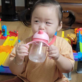 유비맘 트라이탄 코니빨대컵_컬러 랜덤 발송 — 5점을 준 리뷰어가 2020년 9월 올린 사용 사진