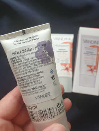 반디니 핸드크림세트 [활기찬 에너지+섬세한 센시티브] — 5점을 준 리뷰어가 2020년 8월 올린 사용 사진