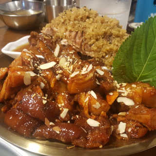[동네맛집족발] 4개 족발 중 택1 — 5점을 준 리뷰어가 2020년 4월 올린 사용 사진